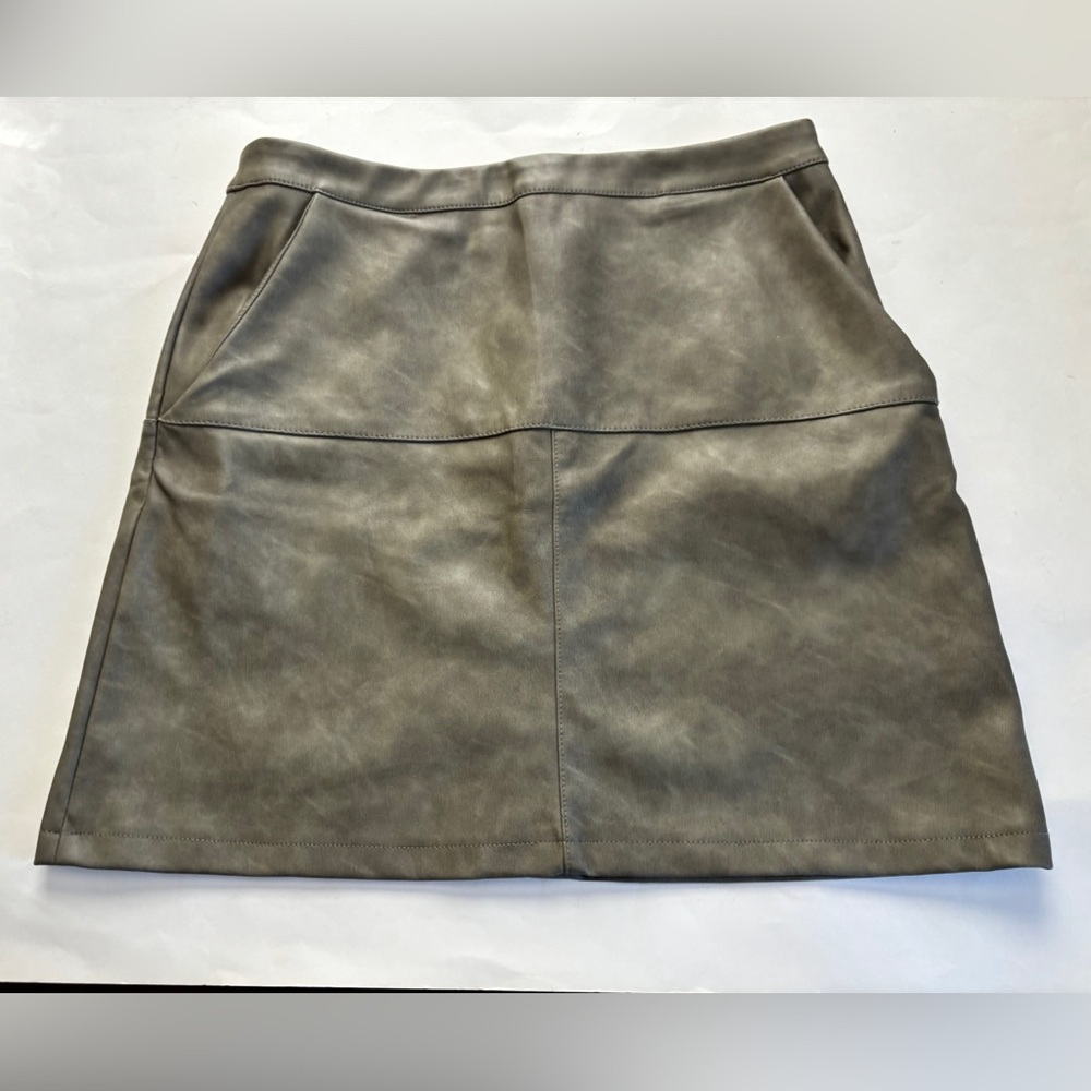 Shinestar Skirt - Women’s Olive Green, Faux Leather Mini Skirt. Size Medium.